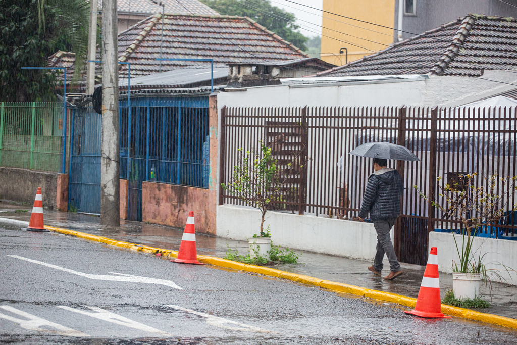 Granizo e chuvas fortes são registradas na manhã desta quarta-feira na região; Em Santa Maria, Defesa Civil já está em alerta