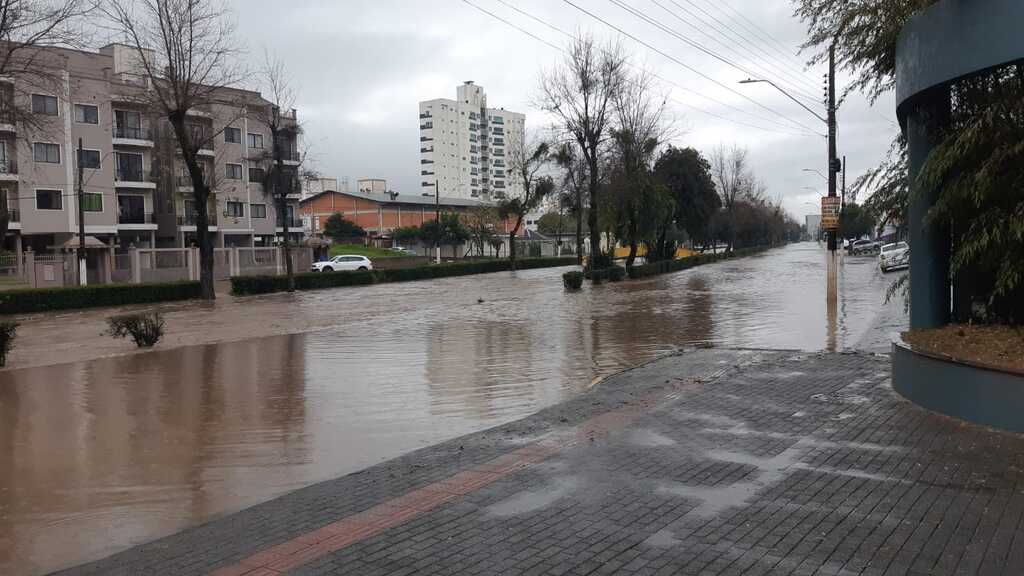 Lages registra mais de 71mm de chuva e rio Carahá transborda