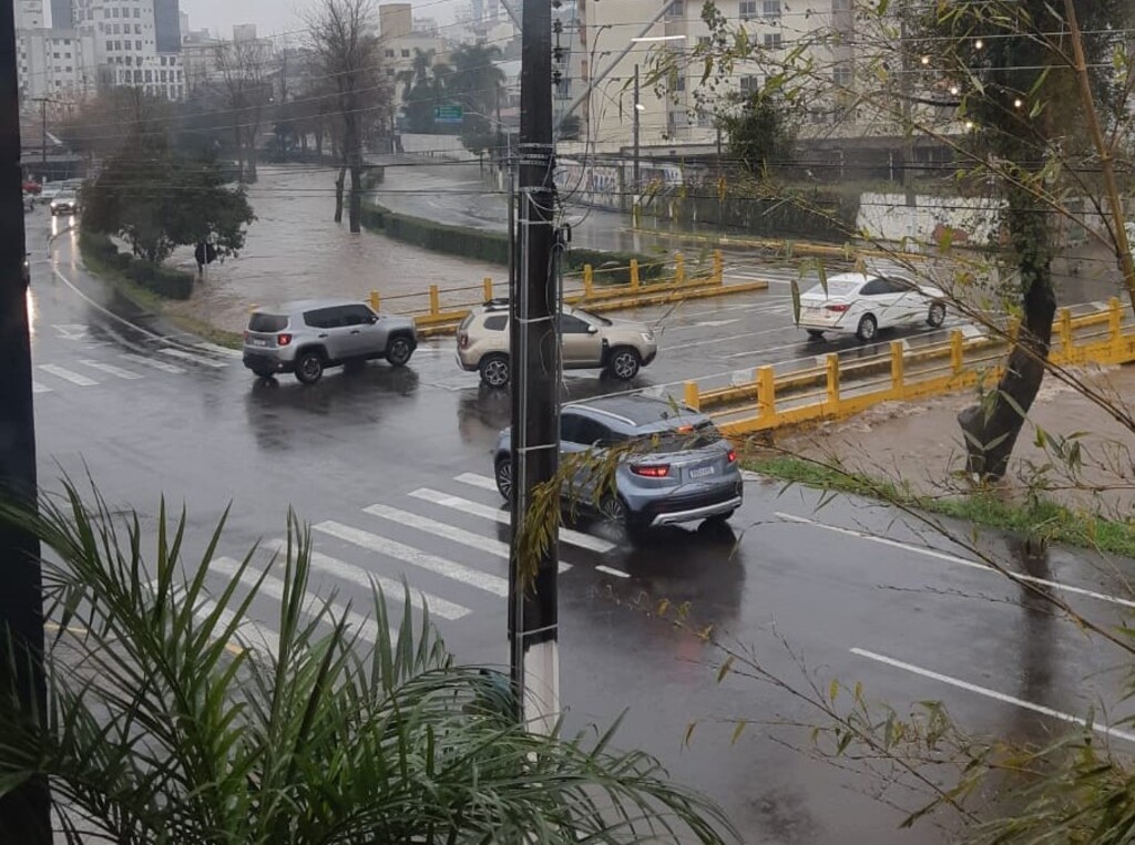 Lages registra mais de 71mm de chuva e rio Carahá transborda