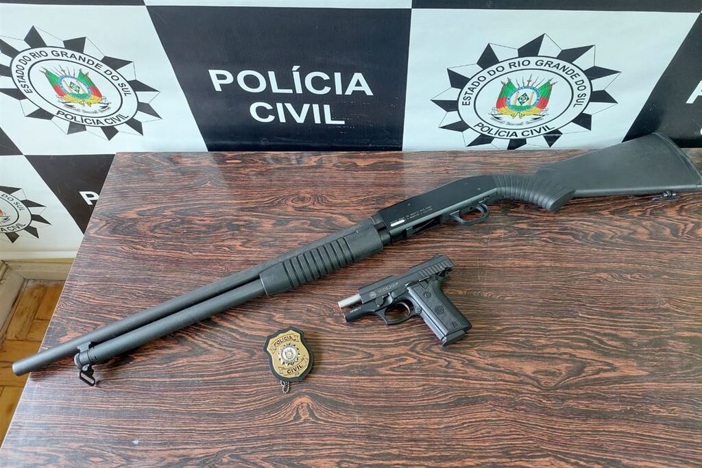 Foto: Polícia Civil - Uma espingarda calibre 12 e uma pistola 380 foram apreendidas na casa do suspeito