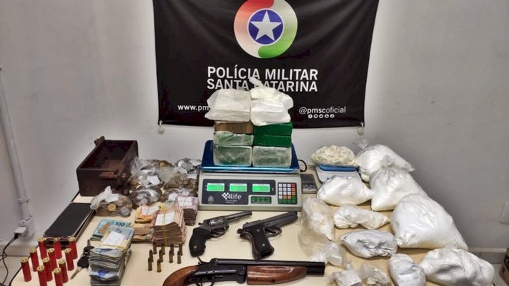 Polícia Militar apreende 16 kg de cocaína, armas e munições