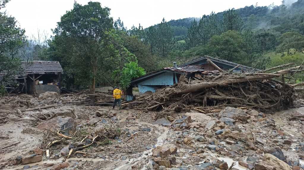 ROMPIMENTO DE LAGOA COM DESLIZAMENTO DE TERRA