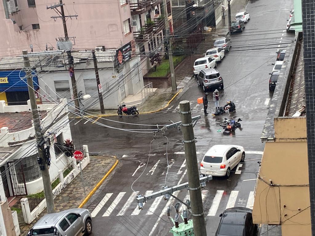 Colisão entre carro e moto deixa uma pessoa ferida no centro de Santa Maria