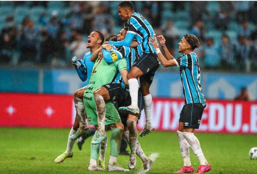 título imagem Grêmio bate o Bahia nos pênaltis e vai encarar o Flamengo nas semifinais da Copa do Brasil