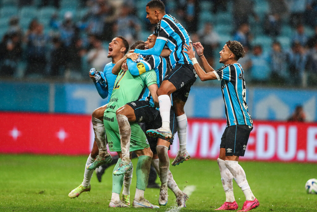 Nos pênaltis, Grêmio vence o Bahia e avança para as semifinais