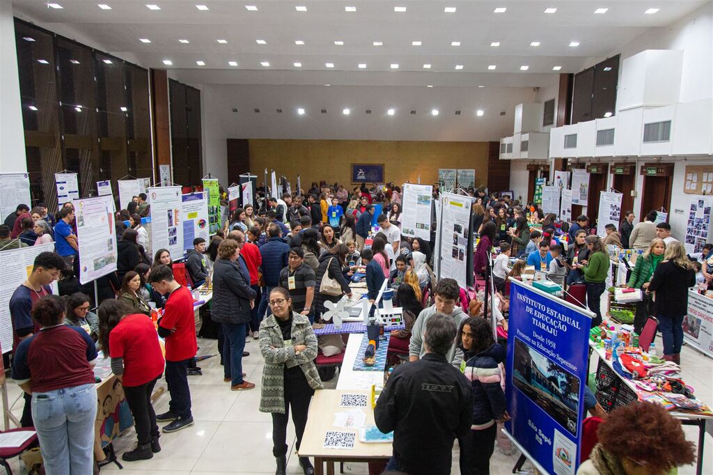 Mais de 230 alunos participam de mostra científica, cultural e tecnológica em Santa Maria