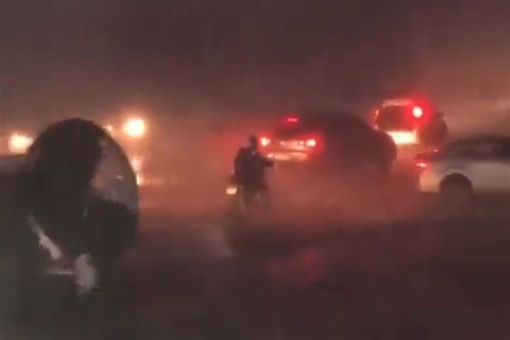 título imagem VÍDEO: Motociclista é arrastado por ventania causada por ciclone em Chapecó