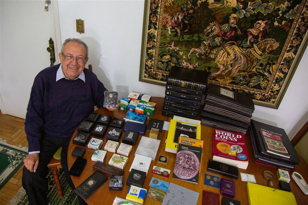 Colecionador de moedas de Santa Maria reúne tesouros e raridades há 60 anos