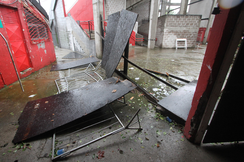 Foto: Carlos Queiroz - DP - Na Baixada, portões caíram e houve prejuízos também em refletores e cabines de imprensa