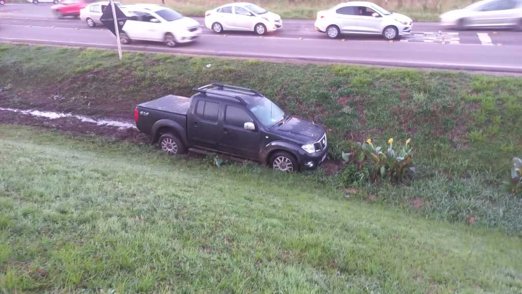Veículo cai em barranco após acidente na Faixa Nova de Camobi