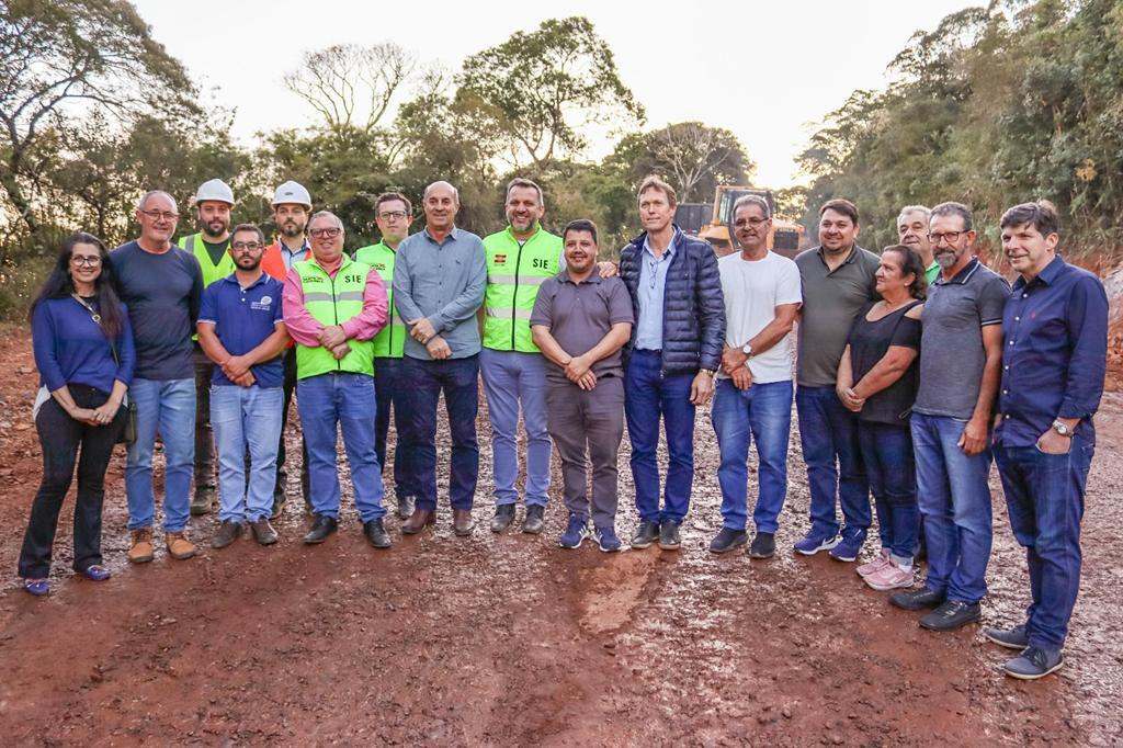 SECRETÁRIO DE INFRAESTRUTURA E DEPUTADOS 
VISITARAM AS OBRAS DA SERRA DO FAXINAL EM PRAIA GRANDE