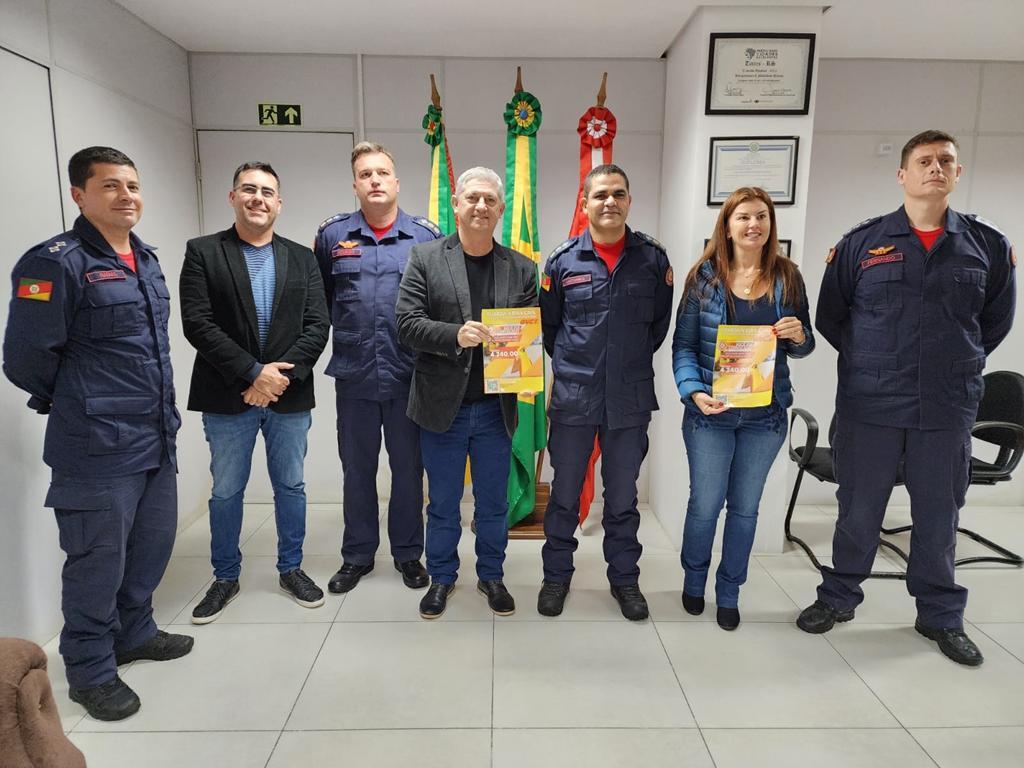 PRÓXIMA TEMPORADA DE VERANEIO É TEMA DE REUNIÃO ENTRE PREFEITURA E BOMBEIROS EM TORRES