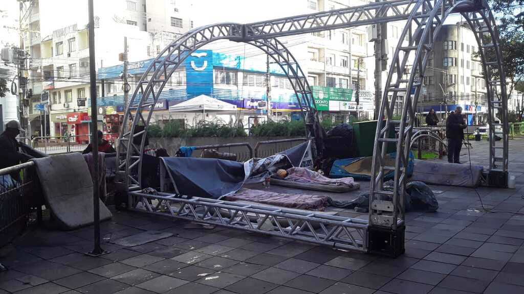 Após 10 anos, tenda em homenagem às vítimas da Boate Kiss é retirada da Praça Saldanha Marinho