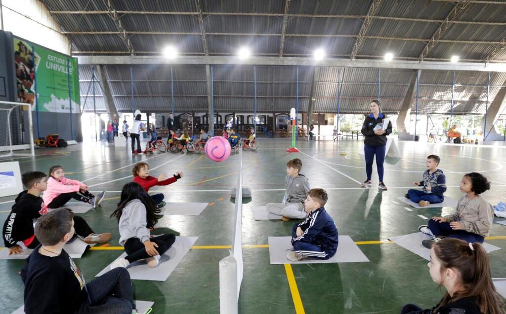 Oficinas de lazer e esporte são oferecidas gratuitamente nas férias escolares em Joinville