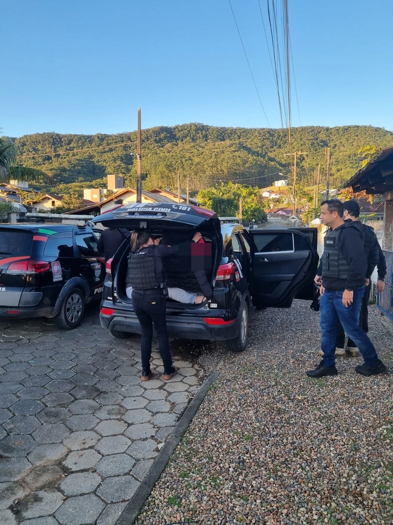 Polícia de Ascurra cumpre mandados de prisão por tráfico e associação ao tráfico de drogas