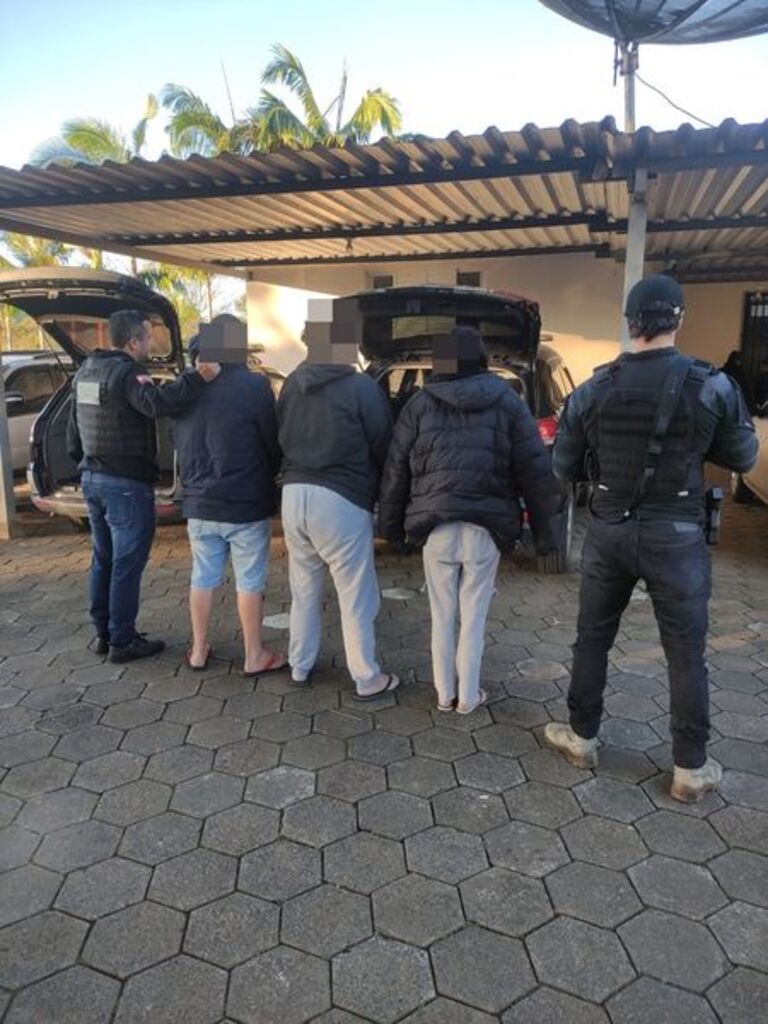 POLÍCIA CIVIL DE ASCURRA CUMPRE SEIS MANDADOS DE BUSCA E APREENSÃO E PRENDE TRÊS PESSOAS POR TRÁFICO E ASSOCIAÇÃO PARA O TRÁFICO DE DROGAS
