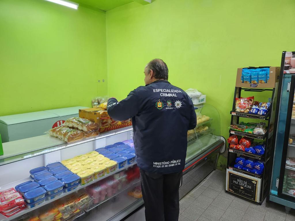 Foto: MP-RS (Divulgação) - Ação de agentes do Programa de Segurança Alimentar do Ministério Público autuou três mercados na quinta-feira