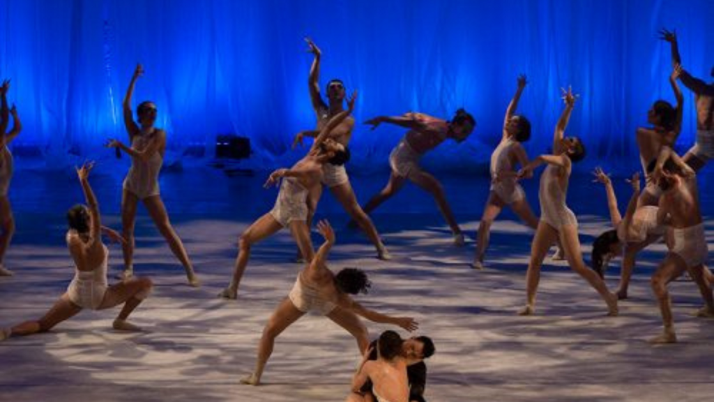 Comunidade local ganha destaque em espetáculo de abertura do Festival de Dança de Joinville