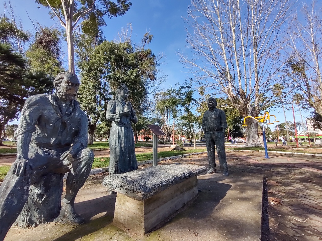 Niela Bittencourt - Praça da Estação é uma das preferidas dos bageenses e onde está conjunto de estátuas do Analista