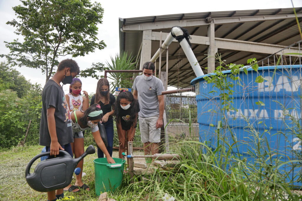 Foto: Pedro Piegas (Diário) - Alunos do 5º ano coletam água do sistema para regar a horta