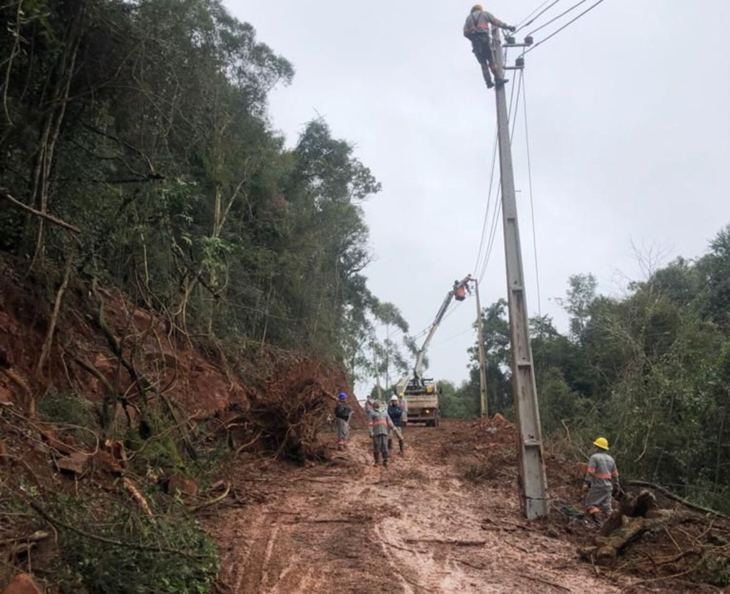 Celesc recupera energia de 310 mil unidades consumidoras em menos de 24 horas