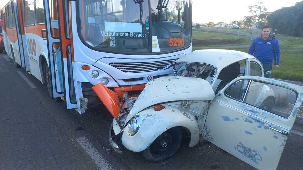 Ônibus e Fusca colidem na manhã desta segunda na RSC-287; motorista do veículo está internada