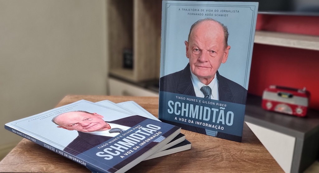 A Voz da Informação: jornalistas lançam livro sobre a trajetória do radialista Fernando Adão Schmidt, o Schmidtão