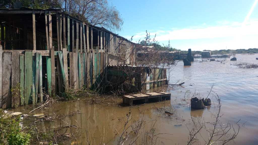 Cheia do Rio Uruguai desabriga famílias