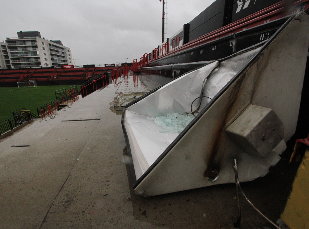 Foto: Carlos Queiroz - DP - Iluminação foi bastante danificada com os ventos da madrugada da última quinta-feira