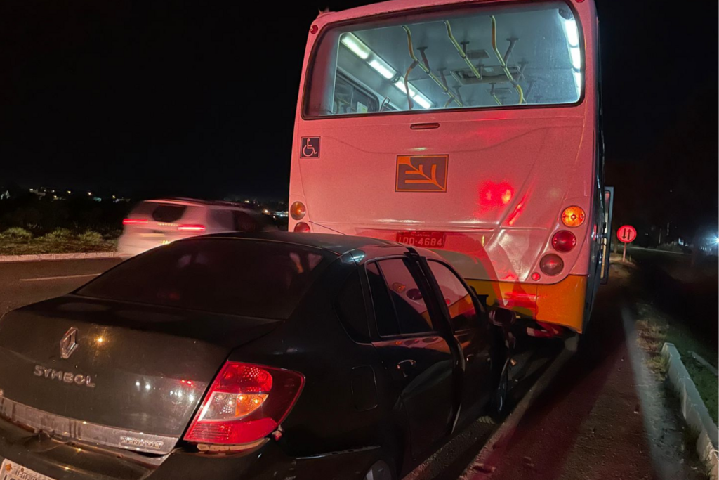 título imagem Carro colide em traseira de ônibus na noite desta segunda-feira na Faixa Nova de Camobi