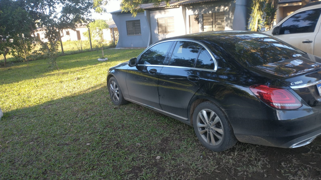  - Entre os bens apreendidos está um veículo de luxo e duas caminhonetes.