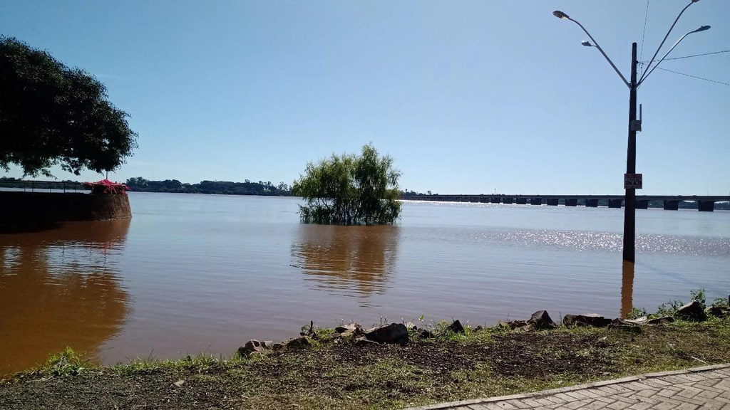 Rio Uruguai segue crescendo e desaloja mais uma família