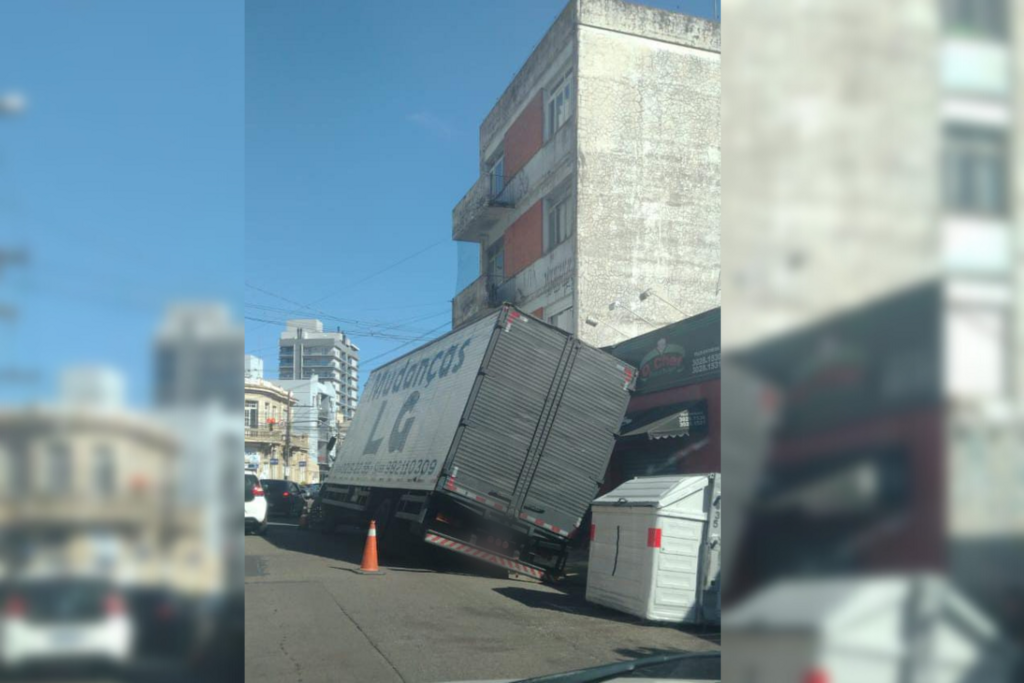 título imagem Caminhão cai em buraco após asfalto ceder no centro de Santa Maria