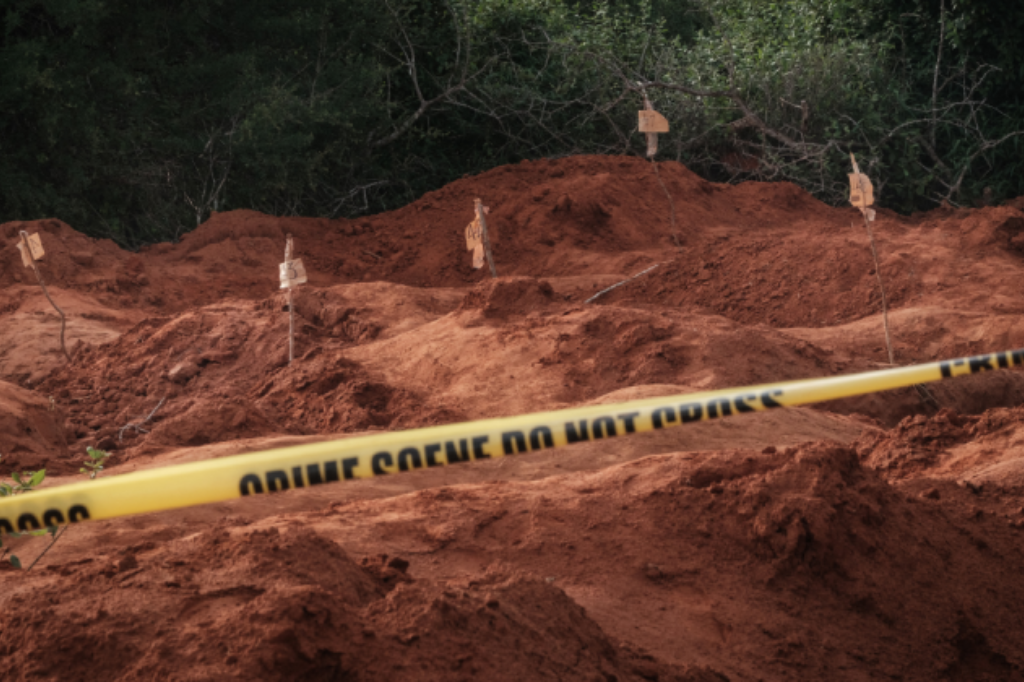  - Buracos cavados em vala comum em Shakahola, perto de Malindi, revelam mais de 400 mortos ligados a culto queniano – Foto: Yasuyoshi Chiba/AFP