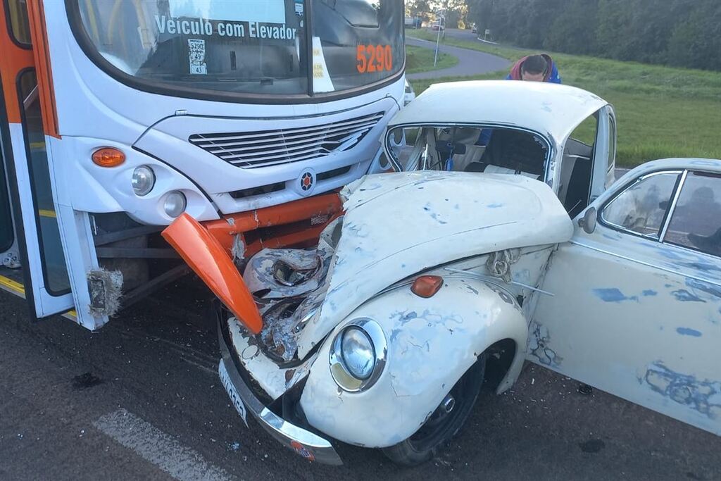 título imagem Amigos de vítima de acidente entre Fusca e ônibus promovem ação para recuperar veículo