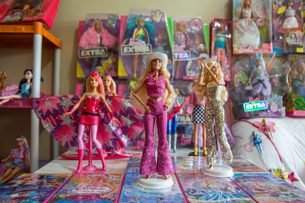 Galeria de imagens: A Barbie com a roupa de cowgirl e com o macacão dourado são as novas bonecas do filme