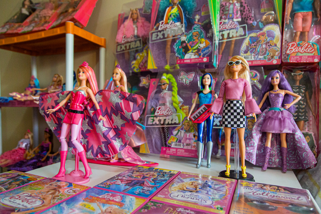 Paixão, criatividade e muito rosa fazem parte da rotina de colecionadores  da boneca Barbie em Santa
