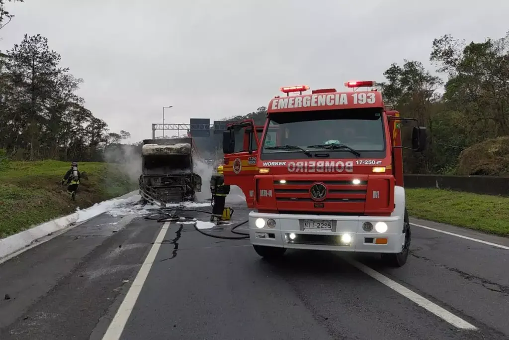 Caminhão pega fogo e interdita BR-101 em Garuva