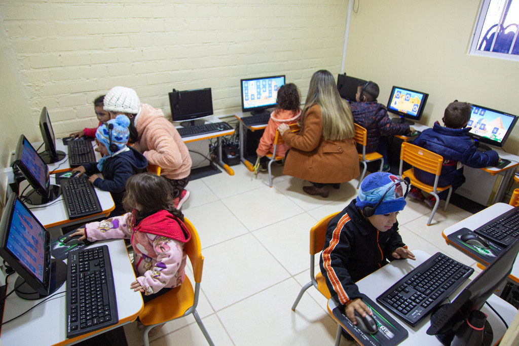 Emei Sinos de Belém tem projeto piloto de ensino de informática para crianças pequenas