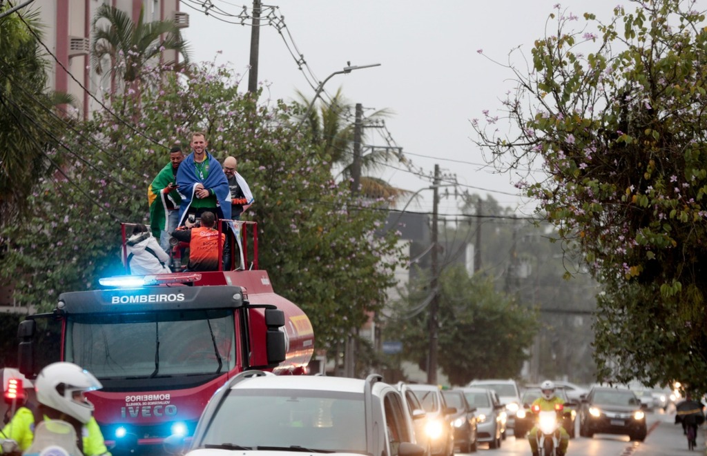 Medalhista Edenilson Floriani é recebido com festa e percorre ruas de Joinville em caminhão dos Bombeiros