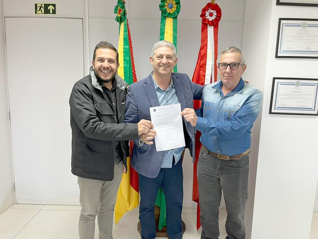 PREFEITO CARLOS SOUZA RECEBE INDICAÇÃO PARA 
MELHORIAS NA PAVIMENTAÇÃO EM TORRES