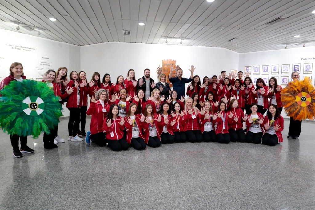 Escola dez vezes campeã do Festival de Dança é recebida na Prefeitura de Joinville