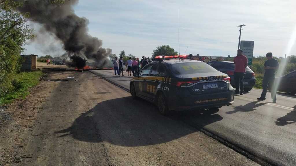 (Foto Divulgação PRF) - Fogo na pista impediu a passagem de veículos