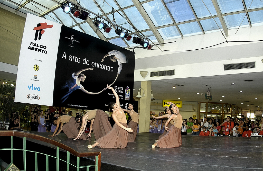 Pontos turísticos de Joinville recebem apresentações de dança