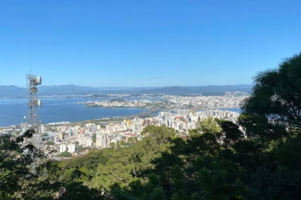 Com previsão de 32°C, SC tem verão em pleno inverno e reviravolta à vista com frente fria