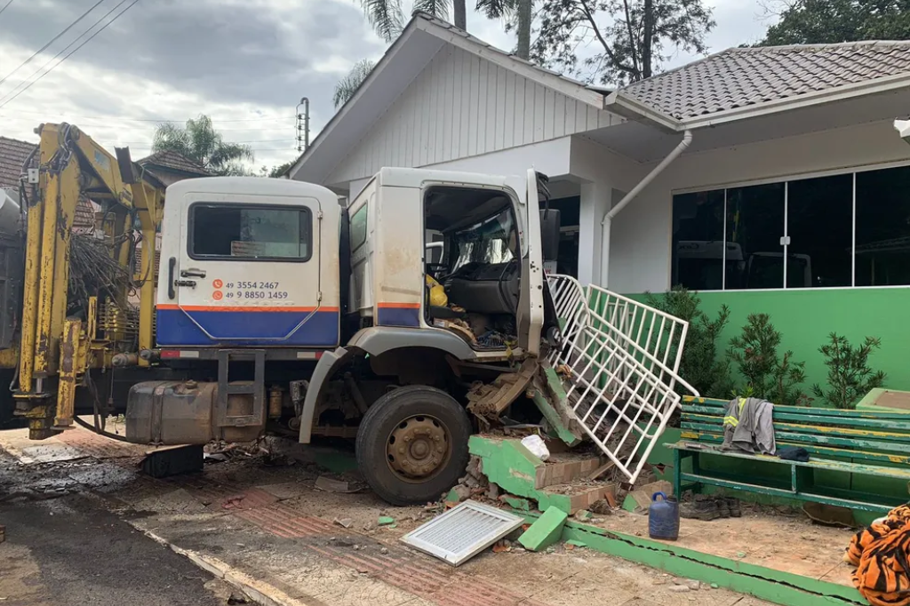  - Caminhão colide contra posto de saúde em interior de cidade de SC e deixa feridos — Foto: Polícia Civil/Saer