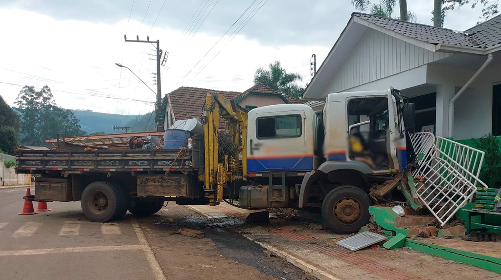 Caminhão atinge posto de saúde e deixa cinco feridos