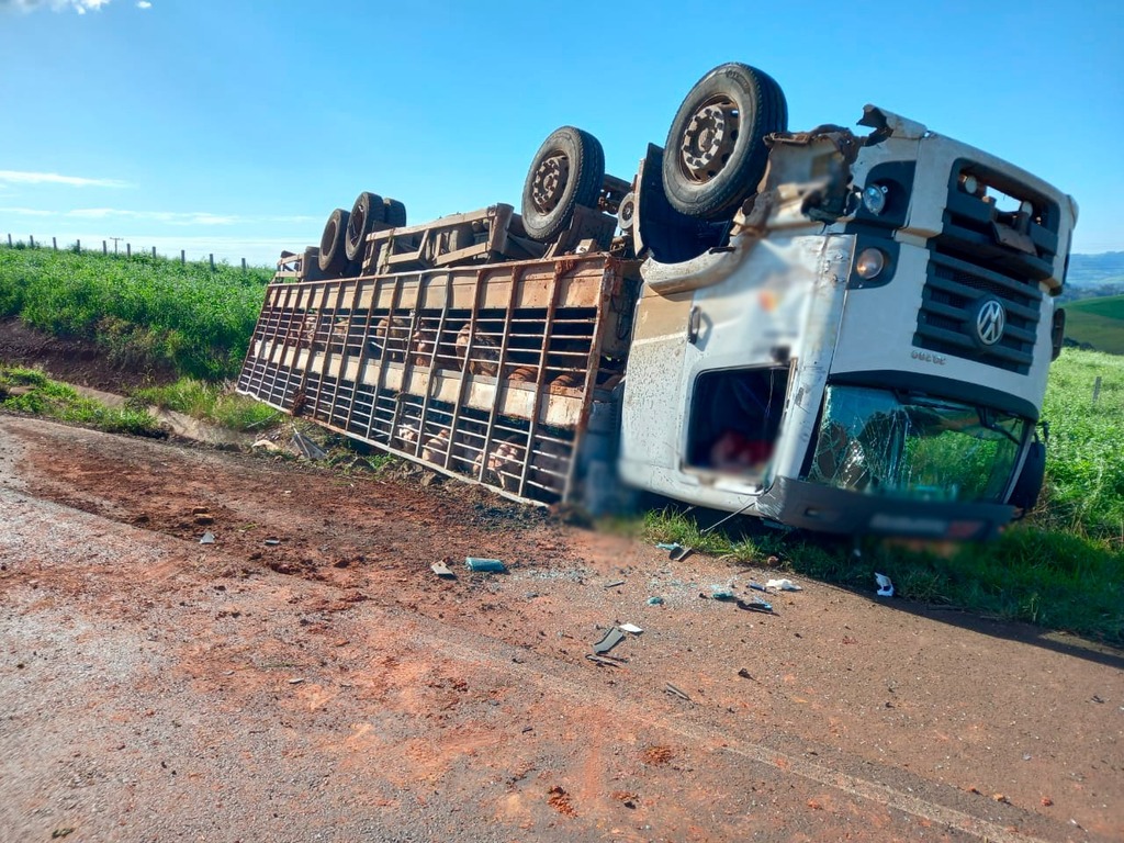 Registrada colisão de caminhão seguida de tombamento