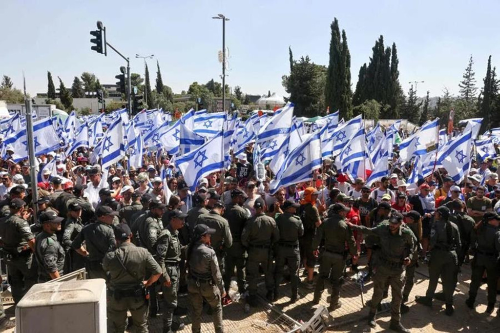 Israel aprova lei para reduzir poderes do judiciário