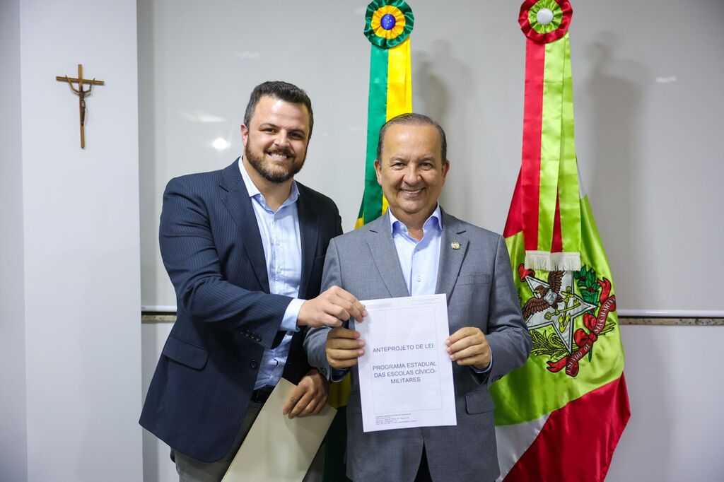 EM AUDIÊNCIA, GOVERNADOR E LUCAS NEVES DISCUTEM ESCOLAS CÍVICO-MILITARES